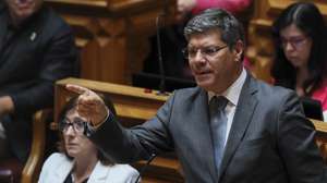 O líder parlamentar do do Partido Socialista (PS), Eurico Brilhante Dias, intervém na sessão plenária no dia da discussão na generalidade do Pacote Laboral, na Assembleia da República, em Lisboa, 18 de junho de 2026. MANUEL DE ALMEIDA/LUSA