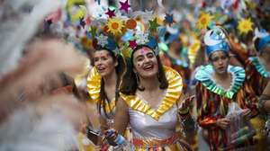 Figurantes desfilam durante uma festa de Carnaval com 15 carros alegóricos e mais de 2000 figurantes, em Loures, 25 de fevereiro de 2020. JOSÉ SENA GOULÃO/LUSA