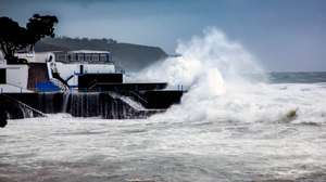 A depressão LOLA começou a afetar os grupos Ocidental e Central dos Açores, mas "o período mais crítico” é esperado na quinta-feira, informou o Instituto Português do Mar e da Atmosfera (IPMA), Ponta Delgada, Açores, 22 de abril de 2021. Num comunicado, a delegação dos Açores do IPMA adianta que a depressão deverá encontrar-se, na madrugada de quinta-feira, "centrada a cerca de 300 quilómetros a norte/nordeste do Corvo", prevendo-se "um aumento significativo da intensidade do vento, com rajadas entre 120 a 130 quilómetros por hora nos grupos Ocidental (Flores e Corvo) e Central (Terceira, Pico, São Jorge, Graciosa e Faial) e até 100 quilómetros por hora no grupo Oriental (São Miguel e Santa Maria). EDUARDO COSTA /LUSA