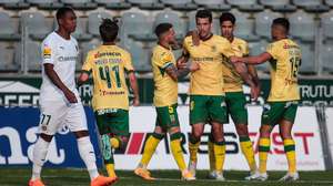 O jogador do FC Paços de Ferreira Alexandre Guedes (3-D) festeja após marcar o 3-1, durante o jogo da Primeira Liga de futebol entre o FC Paços de Ferreira e o Rio Ave FC, disputado no Estádio Capital do Móvel, em Paços de Ferreira, 21 de maio de 2023. MANUEL FERNANDO ARAÚJO/LUSA