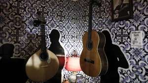 Uma guitarra Portuguesa (E) e uma viola (D) expostas numa casa de Fados em Alfama, Lisboa, 21 de outubro de 2022. Por Alfama jovens fadistas saltam de tasca em tasca para darem tudo na “paixão” pelo fado, puxam pelas cordas e cativam o público na afirmação de que o Fado Vadio está vivo na guitarra e na voz. (ACOMPANHA TEXTO DA LUSA DO DIA 13 DE NOVEMBRO DE 2022). ANTÓNIO COTRIM/LUSA