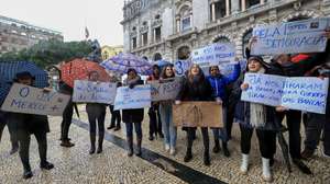 Trabalhadores do Jornal de Notícias (JN) manifestam-se frente à Câmara Municipal do Porto, onde decorre o Conselho de Ministros, no Porto, 07 de dezembro de 2023. O Global Media Group (GMG) do qual o JN faz parte vai negociar “com caráter de urgência” rescisões com 150 a 200 trabalhadores e avançar com uma reestruturação para evitar “a mais do que previsível falência do grupo”. ESTELA SILVA/LUSA