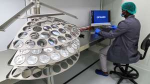 Um funcionário trabalha na fábrica de lentes oftálmicas, denominada Oftalmed, que foi hoje inaugurada pelo ministro da Industria e Comércio, Rui Minguês (ausente da fotografia), no município angolano de Viana, em Luanda, Angola, 19 de janeiro de 2024. Angola conta a partir de hoje com a primeira fábrica de lentes oftálmicas, investimento do Grupo Centro Óptico, orçado em mais de 8 mil milhões de kwanzas (8,8 milhões de euros), provendo produzir mais de 1.000 lentes/dia. AMPE ROGÉRIO/LUSA