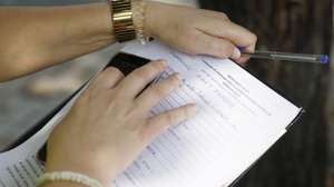 Elementos da Autoridade para as Condições do Trabalho (ACT), durante uma ação a trabalhadores das plataformas do setor alimentar, em Lisboa, 28 de junho de 2023. (ACOMPANHA TEXTO).. ANTÓNIO PEDRO SANTOS/LUSA