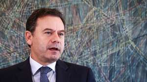 O primeiro-ministro, Luís Montenegro, discursa durante a cerimónia de assinatura do Acordo Plurianual 2025-2028 de Valorização dos Trabalhadores da Administração Pública, em Lisboa, 06 de Novembro de 2024. RODRIGO ANTUNES/LUSA