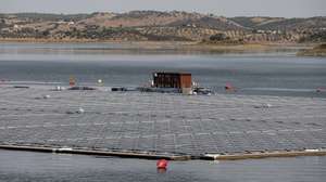 epa10072454 General view of the Solar Floating plant on the Alqueva dam wall at the River Guadiana, in Portel, eastern Portugal, 15 July 2022. The Floating Solar Power Plant of Alqueva, the largest floating solar park in a dam reservoir in Europe, an investment of six million euros, was inaugurated on 15 July by the Prime Minister, Antonio Costa.  EPA/NUNO VEIGA