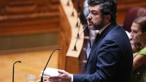 O deputado do Partido Socialista (PS), Pedro Delgado Alves, durante a sessão plenária para discussão para, entre outros assuntos, a reapreciação do Decreto da Assembleia da República n.º 6/XVII - Altera a Lei n.º 23/2007, de 4 de julho, que aprova o regime jurídico de entrada, permanência, saída e afastamento de estrangeiros do território nacional, na Assembleia da República, em Lisboa, 30 de setembro de 2025. MANUEL DE ALMEIDA/LUSA