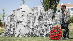O artista visual Alexandre Farto, conhecido como Vhils, intervém durante a inauguração da peça de homenagem ao antigo Presidente da República, Mário Soares, no Parque da Liberdade, na Amadora, 25 de abril de 2026. ANTÓNIO PEDRO SANTOS/LUSA