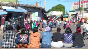 Ao segundo dia de novos preços de combustíveis em Moçambique, até 45% no gasóleo, centenas de transportadores paralisaram em protesto esta manhã em Maputo, deixando milhares na rua à espera de transporte, por entre forte reforço policial, Maputo, Moçambique, 08 de maio de 2026. LUÍSA NHANTUMBO/LUSA
