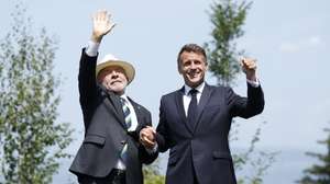 epa13041151 French President Emmanuel Macron (R) welcomes Brazilian President Luiz Inacio Lula da Silva at Hotel Royal during the G7 Summit in Evian-les-Bains, France, 16 June 2026. The 52nd G7 Summit takes place in Evian-les-Bains from 15 to 17 June 2026.  EPA/YOAN VALAT