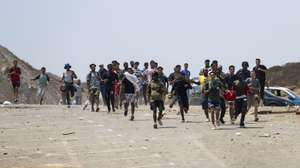 epa13144366 Young men attempt to storm the Bab Sebta border crossing near Fnideq, Morocco, 31 July 2026. The disturbances erupted as thousands gathered near the border, and some people attempted to cross into Ceuta and clashed with Moroccan security forces.  EPA/JALAL MORCHIDI