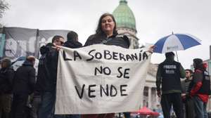 epa13154508 A person holds a sign at a demonstration against a bill promoted by the government of ultraliberal Javier Milei that introduces changes to eviction, expropriation, and the use of burned land processes, in Buenos Aires, Argentina, 06 August 2026.  EPA/Juan Ignacio Roncoroni