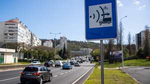 Um sinal de transito assinala a proximidade de um radar na Segunda Circular, em Lisboa, 11 de abril de 2022. Em 2021, a Câmara Municipal de Lisboa investiu 2,142 milhões de euros na aquisição de 41 radares de controlo de velocidade de veículos, dos quais 20 instalados em novas localizações e os restantes para substituir antigos, investimento que foi iniciado no anterior mandato municipal, sob a presidência do socialista Fernando Medina. (ACOMPANHA TEXTO DA LUSA DO DIA 15 DE ABRIL DE 2022). JOSÉ SENA GOULÃO/LUSA