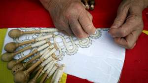 A maior renda de bilros do mundo feita por 150 rendilheiras em Vila do Conde foi hoje certificada pela juiza oficial do Guiness World Records, 02 Agosto 2015. ESTELA SILVA/LUSA