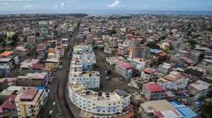 A capital de Cabo Verde está fora das listas de lugares célebres pela criminalidade, mas o tiro pelas costas que a meio de agosto matou uma adolescente de 16 anos, numa rua da cidade da Praia, reacendeu a discussão interna. Cidade da Praia, Cabo Verde, 16 de agosto de 2023. (ACOMPANHA TEXTO DE 28-08-2023)  ELTON MONTEIRO/LUSA