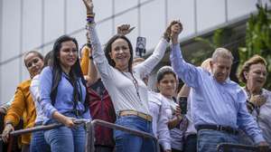 epa11510280 Venezuelan opposition leader Maria Corina Machado (2L) and presidential candidate Edmundo Gonzalez Urrutia (2R) participate in a rally in Caracas, Venezuela, 30 July 2024. Thousands of Venezuelans gathered in Caracas on 30 July in an event called by the majority opposition, to reject for the second consecutive day what they consider to be fraud in the official results of the National Electoral Council (CNE), which proclaimed Nicolas Maduro as re-elected president with 51.2 percent of the votes.  EPA/HENRY CHIRINOS