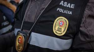 Inspetores da ASAE, durante uma operação de controlo e verificação das condições de Higiene e Segurança Alimentar das mercadorias alimentares (azeite, carnes, pescado, produtos de panificação, etc) em circulação bem como a deteção de eventuais ilícitos relacionados com as mercadorias em trânsito (contrafação, entre outros)  com consequências diretas para o consumidor final realizada no acesso à ponte 25 de Abril, Almada, 3 de Abril de 2025. RUI MINDERICO/LUSA