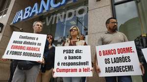 Clientes burlados protestam durante uma concentração em frente ao Grupo ABanca, em Lisboa, 20 de outubro de 2025. O objetivo é dar visibilidade pública a dezenas de casos de burlas informáticas, cujas vítimas continuam sem ressarcimento, apesar das evidências e do silêncio das entidades de supervisão, nomeadamente o Banco de Portugal. ANTÓNIO PEDRO SANTOS/LUSA