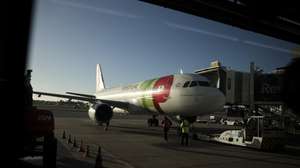 Avião da TAP na pista do Aeroporto Humberto Delgado, em Lisboa, 07 de janeiro de 2026. CARLOS M. ALMEIDA/LUSA