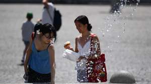 epa13102255 People cool off at a fountain during a hot summer day in Piazza del Popolo in Rome, Italy, 10 July 2026.  EPA/ETTORE FERRARI