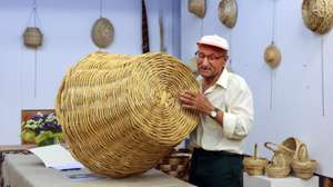 Marcolino Fernandes de 83 anos de idade, assume-se como últimos dos cesteiros da Terra de Miranda, através de uma arte que aprendeu há mais de 50 anos, a qual está espalhada por vários pontos do país de estrangeiro, São Martinho de Angueira, uma aldeia raiana do concelho de Miranda do Douro, 10 de julho de 2026. (ACOMPANHA TEXTO DA LUSA DO DIA 26 JULHO DE 2026). FRANCISCO PINTO/LUSA