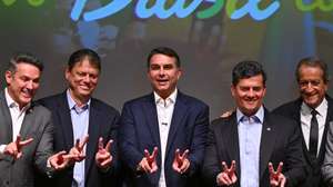 epa13289986 The governors-elect of Rio Grande do Sul Zucco (L), and Sao Paulo Tarcisio de Freitas (2-L), Senator and Brazilian presidential candidate Flavio Bolsonaro (C), the governor-elect of Parana Sergio Moro (2-R), and the president of the Liberal Party Valdemar de Costa Neto pose during their meeting in Brasilia, Brazil, 08 October 2026. Bolsonaro won the first round of general election and will face incumbent President Luiz Inacio Lula da Silva in a presidential runoff scheduled for 25 October.  EPA/ANDRE BORGES