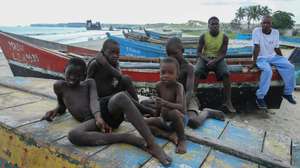 Um enorme cemitério de navios, 45 minutos a norte de Luanda, tornou-se num postal icónico de Angola, procurado por turistas e fotógrafos amadores em busca do melhor ângulo para retratar uma paisagem que tem tanto de fascinante como de decadente, Angola, 14 de maio de 2021. Mas para a comunidade piscatória do Sarrico, que convive com os gigantes tombados e semi-submersos na praia de Santiago, o cenário nada tem de agradável devido ao impacto negativo sobre a pesca. (ACOMPANHA TEXTO DE 23 DE MAIO DE 2021). AMPE ROGÉRIO/LUSA
