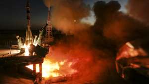 epa10197740 The Soyuz booster rocket with Soyuz MS-22 spacecraft lifts off from the launch pad in the Russian leased Baikonur cosmodrome, Kazakhstan, 21 September 2022 carrying the expedition 68/69 crew members NASA astronaut Francisco Rubio, Roscosmos cosmonauts Sergey Prokopyev and Dmitry Petelin to the International Space Station (ISS).  EPA/YURI KOCHETKOV