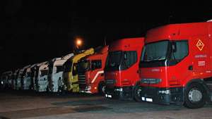 Veículos pesados de mercadorias, estiveram retidos junto à fronteira de Vilar Formoso, devido ás restrições de circulação que existiram entre as 17:50 e 20:15 pelas autoridades espanholas, em Vilar Formoso, 24 de Março de 2008. FRANCISCO BARBEIRA / LUSA