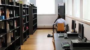 Alunos estudam na biblioteca da Escola Secundária Infanta Dona Maria, em Coimbra, 17 de maio de 2021. A diretora da escola aponta para o contexto familiar como uma característica muito relevante para a posição, no ranking, da Escola Secundária Infanta Dona Maria, em Coimbra, que foi a melhor escola pública do país no ranking em 2020 (34.ª no total) e onde para além das “boas condições físicas” e um “conjunto de professores que ajuda os seus alunos a alcançarem” , também o contexto familiar tem papel importante nos resultados da escola. (ACOMPANHA TEXTO DA LUSA DO DIA 21 DE MAIO DE 2021). PAULO NOVAIS/LUSA