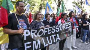 Professores durante a manifestação de professores e educadores, no âmbito da greve de professores por distritos, em Viseu, 18 de abril de 2023. PAULO NOVAIS/LUSA