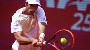 epa11260758 Nuno Borges of Portugal in a action during his quarterfinal match against Cristian Garin of Chile on the fifth day of the Estoril Open tennis tournament, in Cascais, Portugal, 05 April 2024.  EPA/RODRIGO ANTUNES