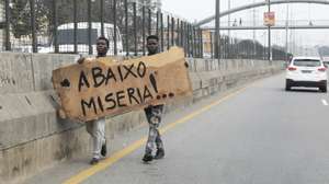 Manifestação nacional contra a subida do preço dos combustíveis, depois do Governo angolano anunciar a subida do preço da gasolina em consequência da retirada parcial dos subsídios aos combustíveis, medida que suscitou protestos de taxistas e moto taxistas em várias províncias do país, chegando a provocar mortos e feridos, 17 de junho de 2023, em Luanda, Angola. AMPE ROGÉRIO/LUSA