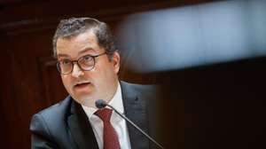O ministro Joaquim Miranda Sarmento, intervém durante a sua audição na Comissão de Orçamento, Finanças e Administração Pública sobre a cobrança de impostos relativos às barragens, na Assembleia da República, em Lisboa, 26 de junho de 2024. ANTÓNIO PEDRO SANTOS/LUSA