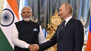 epa11467889 Russian President Vladimir Putin (R) and Indian Prime Minister Narendra Modi shake hands during a meeting at the Kremlin in Moscow, Russia, 09 July 2024. The Indian prime minister is on a two-day official visit to Russia.  EPA/ALEXANDER NEMENOV / POOL