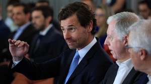 epa11395804 FC Porto president Andre Villas-Boas (C) gestures during the presentation of Vitor Bruno (not pictured), FC Porto&#039;s new head coach, at the Dragao stadium in Porto, Portugal, 07 June 2024. Bruno has signed a contract until 2026.  EPA/ESTELA SILVA