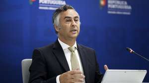 O ministro da Educação, Ciência e Inovação, Fernando Alexandre, durante a conferência de imprensa sobre as novas regras de utilização de smartphones em recintos escolares, revisão da disciplina de Cidadania e Desenvolvimento, projeto-piloto dos manuais digitais e aprendizagens essenciais, no Ministério da Educação em Lisboa, 08 de julho de 2025. FILIPE AMORIM/LUSA