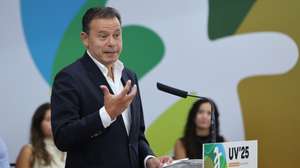 O presidente do Partido Social Democrata (PSD), Luís Montenegro, discursa na sessão de encerramento da Universidade de Verão do PSD, realizada numa unidade hoteleira de Castelo de Vide, 31 de agosto de 2025. NUNO VEIGA/LUSA