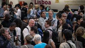 A maior parte dos controles de embarque do aeroporto Humberto Delgado em Lisboa, está a funcionar, registando-se às 10h00, dez voos cancelados e uma longa fila para a recuperação de bagagem perdida, 29 de abril de 2025. TIAGO PETINGA/LUSA