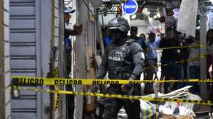 epa12155709 Police officers inspect the damage caused by an explosion in the La Bahia commercial area of Guayaquil, Ecuador, 04 June 2025. Vendors have reported threats and extortion by criminal groups in the area.  EPA/JOHNATHAN MIRANDA