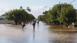 Ruas e estradas da cidade de Xai-Xai, no sul de Moçambique, inundadas e quase desertas na sequência de cheias registadas no país, em Gaza, Moçambique, 30 de janeiro de 2026. Na cidade de Xai-Xai os carros deixaram as ruas, ocupadas por água e barcos a remos, como o puxado pelos gémeos Bila, garantindo o transporte entre cheias há muito não vistas no sul de Moçambique. (ACOMPANHA TEXTO DE 31 DE JANEIRO DE 2026). LUÍSA NHANTUMBO/LUSA