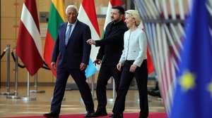 epa13046986 (L-R) European Council President Antonio Costa, Ukraine's President Volodymyr Zelensky and European Commission President Ursula von der Leyen react as they arrive for the European Council summit in Brussels, Belgium, 18 June 2026. European leaders are gathering in Brussels for a two-day meeting packed with pressing geopolitical and economic issues.  EPA/OLIVIER MATTHYS