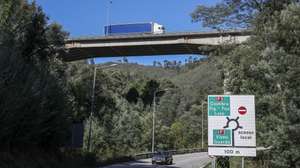 Viaturas circulam no IP3 entre Coimbra e Viseu, que vai sofrer uma intervenção agora programada a decorrer até 2027, com o início das obras em 2024 no troço entre Santa Comba Dão e Viseu, para diminuir o número de acidentes e vítimas, Coimbra, 4 de outubro de 2023. (ACOMPANHA TEXTO DE 14 DE OUTUBRO 2023) PAULO NOVAIS/LUSA