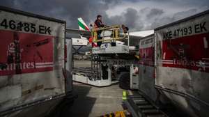 Um operador da Groundforce onde a operação da empresa de ‘handling’ Groundforce inclui números como cinco minutos e 400 toneladas, mas também o objetivo de chegar ao fim de 2019 com 3.600 colaboradores, aeroporto Humberto Delgado, em Lisboa, 22 de janeiro de 2018. Para que os aviões estejam no ar, a Groundforce faz toda a assistência em terra, excetuando o fornecimento de comida e de combustível, como resume o presidente executivo da empresa, Paulo Neto Leite, numa visita guiada aos ‘bastidores’ do Aeroporto Humberto Delgado, em Lisboa. MÁRIO CRUZ/LUSA