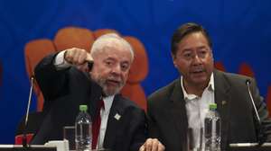 epa11469266 Brazilian President Luiz Inacio Lula da Silva (L) speaks during a meeting with his Bolivian counterpart, Luis Arce, at a hotel in Santa Cruz, Bolivia, 09 July 2024. Lula da Silva begins an official visit to Bolivia, where he hopes to sign several cooperation agreements.  EPA/LUIS GANDARILLAS