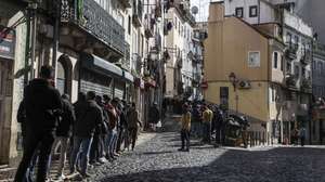 Fiéis muçulmanos aguardam numa rua da Mouraria para conseguirem entrar numa das mesquitas improvisadas para participarem nas orações, em Lisboa, 09 de fevereiro de 2024. (ACOMPANHA TEXTO DA LUSA DO DIA 12 DE FEVEREIRO DE 2024). MIGUEL A. LOPES/LUSA