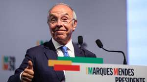 O candidato à Presidência da República Luís Marques Mendes durante a apresentação da Comissão de Honra da sua candidatura, no auditório da Biblioteca Almeida Garrett, Porto, 26 de junho de 2025. JOSÉ COELHO/LUSA