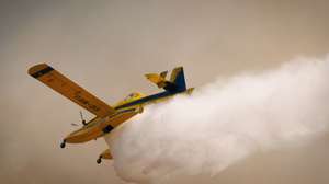 Um avião AirTractor faz a descarga no incêndio em  Alvite, Moimenta da Beira, 9 de Agosto de 2025. O incêndio em mato em Alvite, no concelho de Moimenta da Beira, no distrito de Viseu, continua ativo e, segundo os dados do portal da Autoridade Nacional e Proteção Civil, estão 376 homens no combate às chamas, com 105 veículos e nove meios aéreos. PEDRO SARMENTO COSTA/LUSA