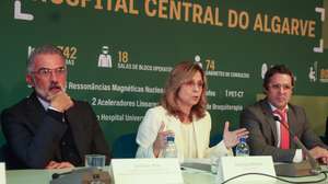 A ministra da Saúde, Ana Paula Martins (C), ladeada pelo presidente da Câmara Municipal de Faro, António Miguel Pina (E), e pelo presidente da Câmara Municipal de Loulé, Temo Pinto (D), intervém na cerimónia da assinatura de acordo estratégico para o Hospital Central do Algarve entre o Ministério da Saúde (ACSS e ULS Algarve), a Associação de Municípios Loulé/Faro e os respetivos municípios, na apresentação do novo Hospital Central do Algarve, no Parque das Cidades, em Faro, 26 de janeiro de 2026. LUÍS FORRA/LUSA