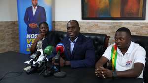 O candidato Nito d’Abreu (C), fala aos jornalistas pela primeira vez após perder as eleições presidenciais, São Tomé, 21 de julho de 2026. NUNO VEIGA/LUSA